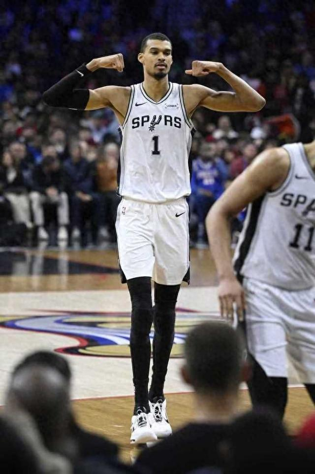 真人游戏第一品牌-马刺8人上双大胜费城40分！文班6封盖送火锅盛宴 抢MVP还要冲冠|文班亚马|佩恩|圣安东尼奥马刺队|俄克拉荷马雷霆队|泰雷塞·马克西_新浪体育_新浪新闻